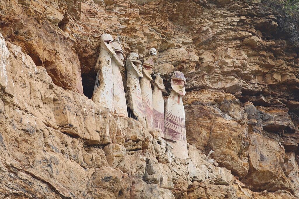 Sarcófagos antropomorfos de Karajía incrustados en un acantilado de piedra en la región de Chachapoyas