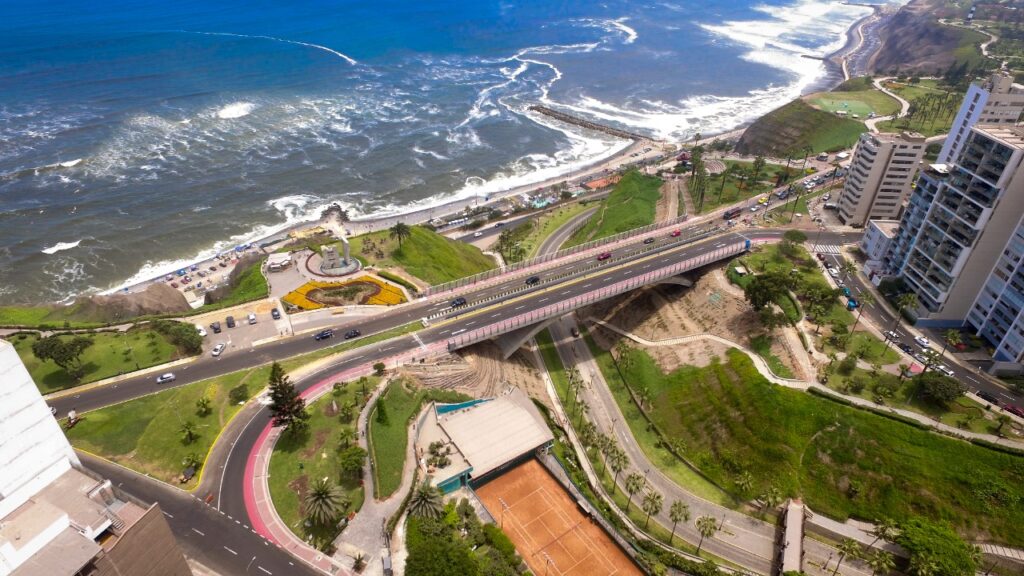 Vista aérea del Malecón de Miraflores con el puente Villena Rey y la Costa Verde al fondo