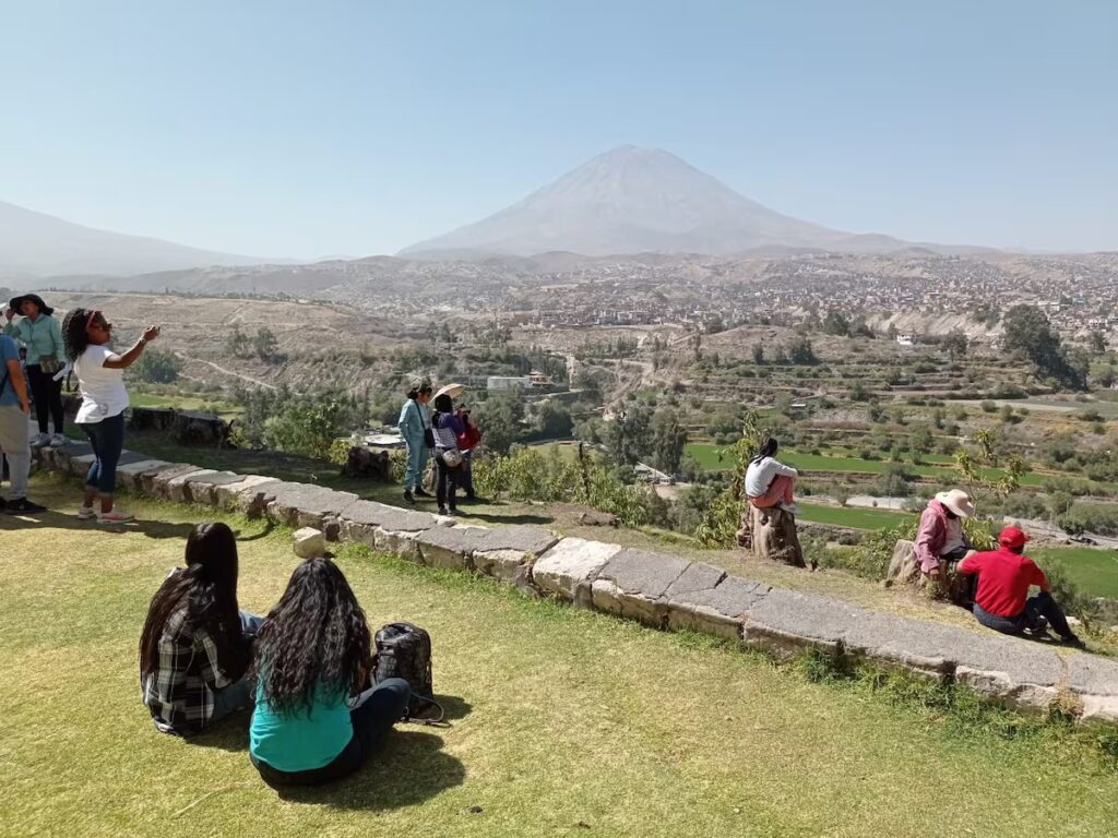 Visitantes observando la campiña de Arequipa y el volcán Misti desde el Mirador de Carmen Alto en el distrito de Cayma