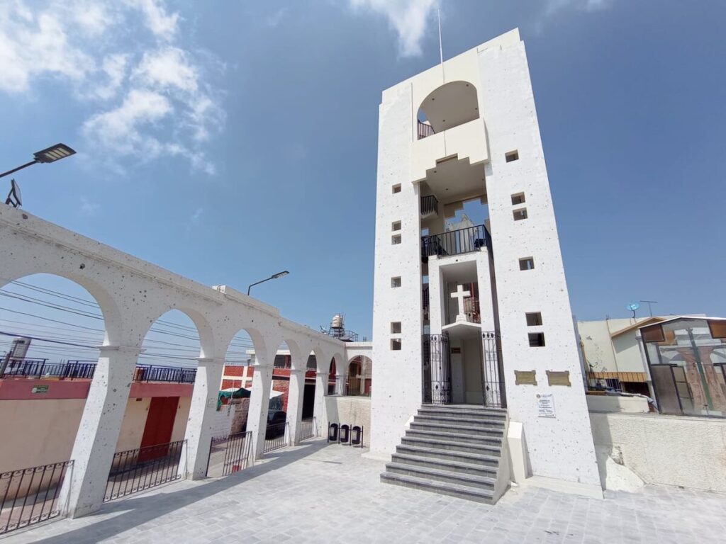 Torre del Mirador de Sachaca en Arequipa, construida en sillar blanco, con arcos tradicionales y cielo despejado