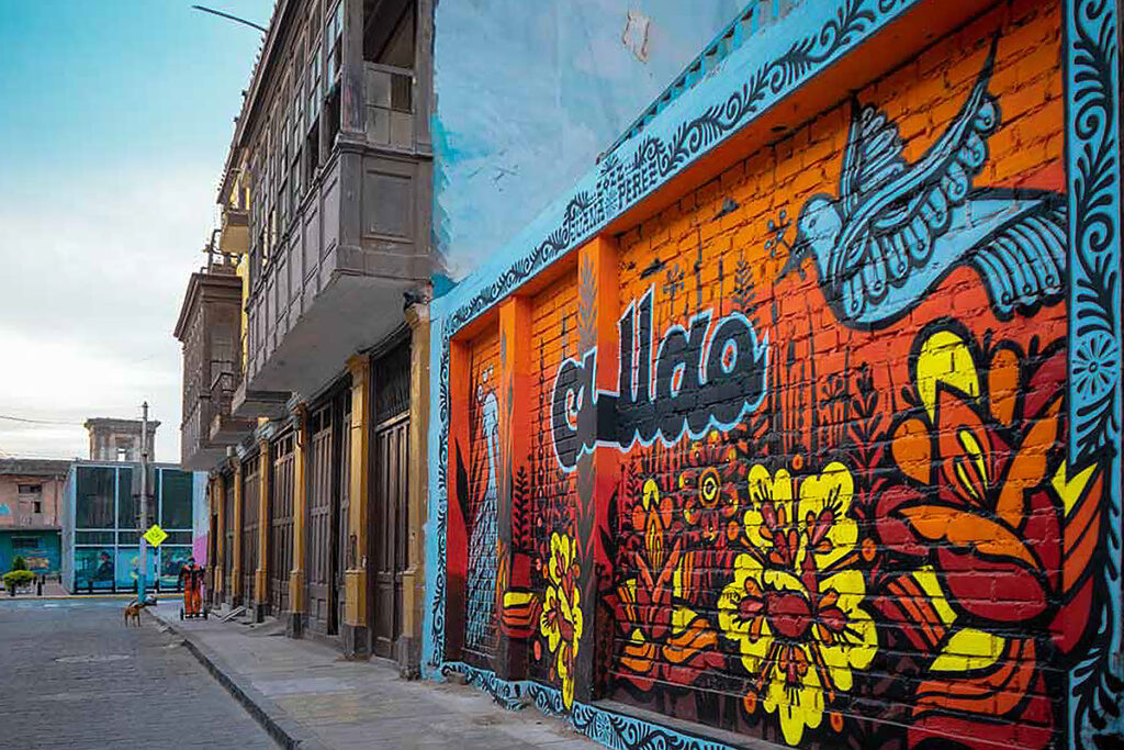 Mural colorido con la palabra “Callao” en una calle peatonal del centro histórico del Callao Monumental, rodeado de arte urbano