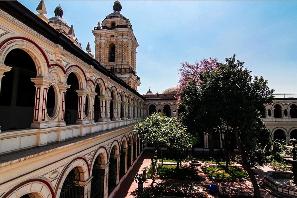 Vista del claustro principal del Convento de San Francisco en Lima, con jardines internos y torre barroca