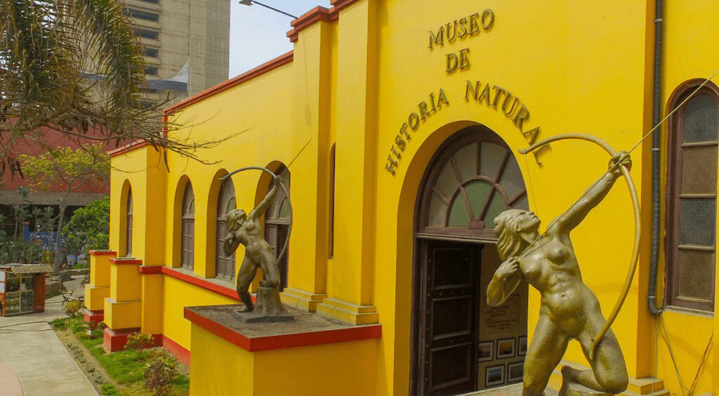 Fachada principal del Museo de Historia Natural de la UNMSM en Jesús María, Lima