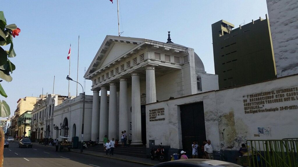 fachada del museo de la inquisición de lima con columnas neoclásicas y visitantes en el ingreso