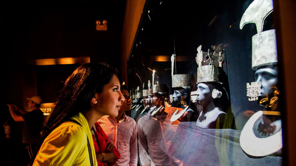 Visitantes observando piezas de orfebrería precolombina en una sala del Museo Larco en Lima