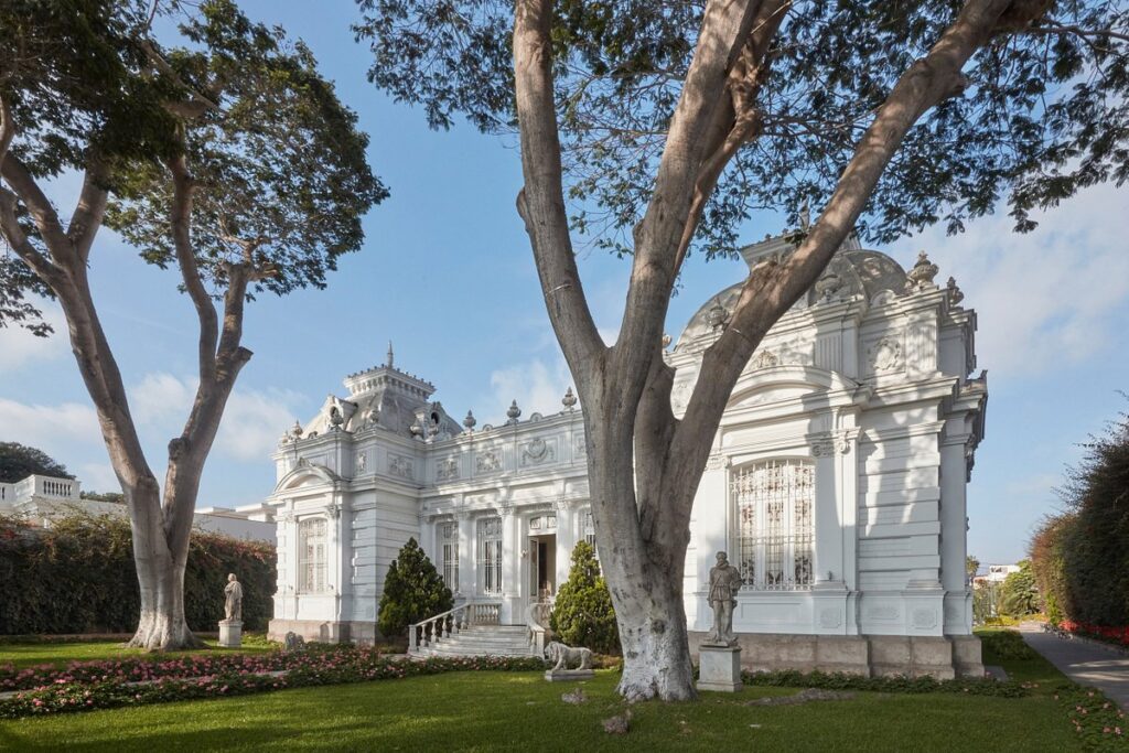 Fachada principal del Museo Pedro de Osma en Barranco, rodeada de jardines y esculturas