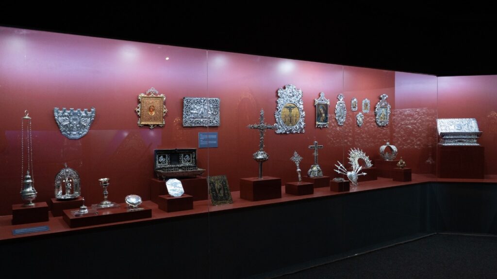 Exposición de platería virreinal en el Museo Pedro de Osma, con piezas ornamentales en vitrinas