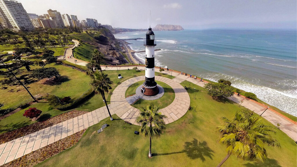 Faro La Marina en el Malecón de Miraflores, con vista panorámica de la Costa Verde