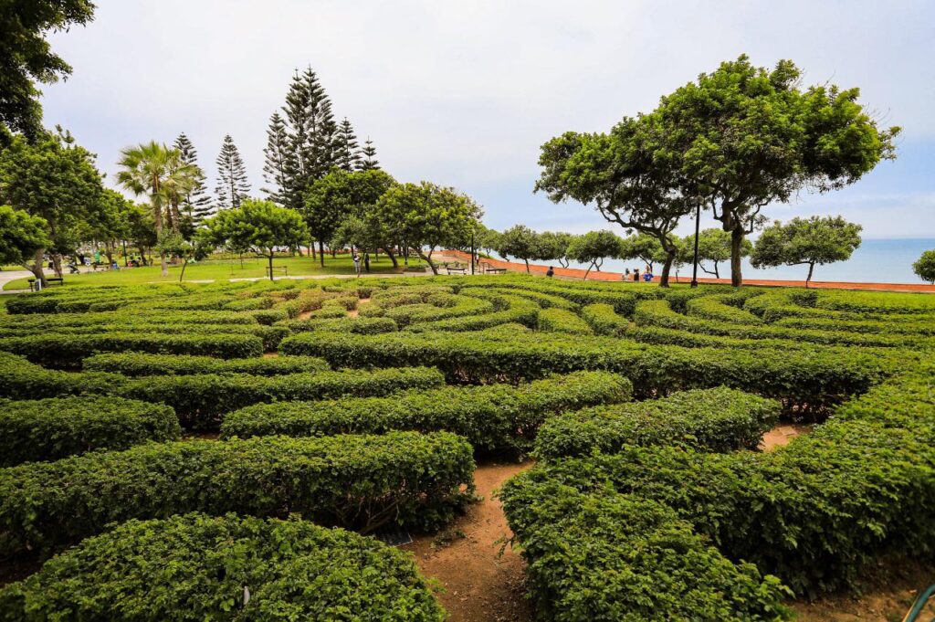 Jardines y senderos del Parque Antonio Raimondi con vista al mar en Miraflores