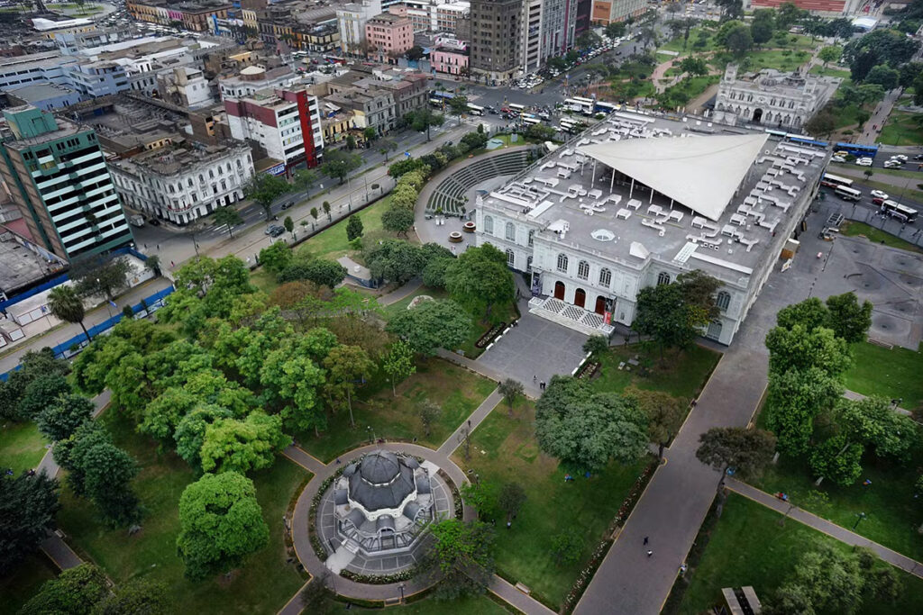 vista aérea del parque de la exposición en lima con jardines, estanques y el museo de arte