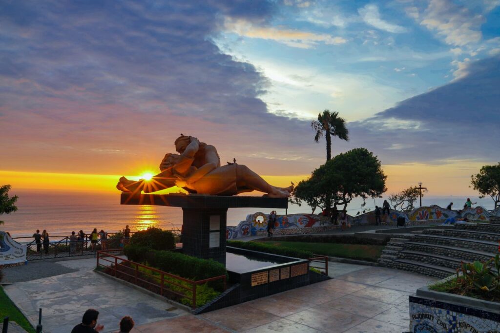 Escultura El Beso al atardecer en el Parque del Amor, frente al mar de Miraflores