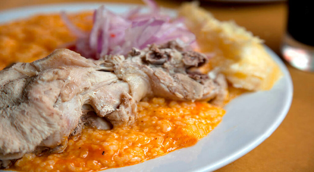 Plato típico de Monsefú con pepián de pava acompañado de arroz y criolla, representativo de la gastronomía norteña
