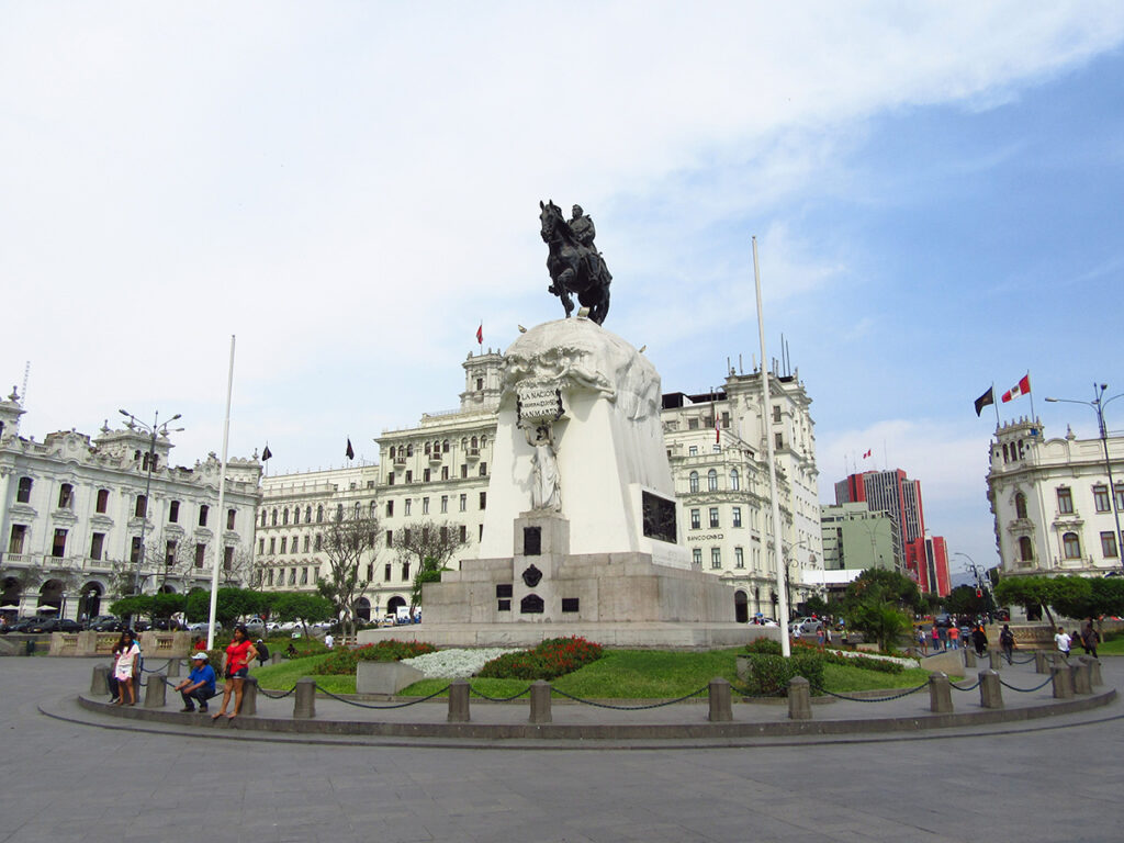 plaza san martín de lima con la estatua ecuestre y edificios republicanos al fondo