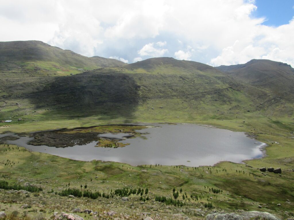 Laguna Pomacocha en Junín con aguas tranquilas y paisajes andinos.