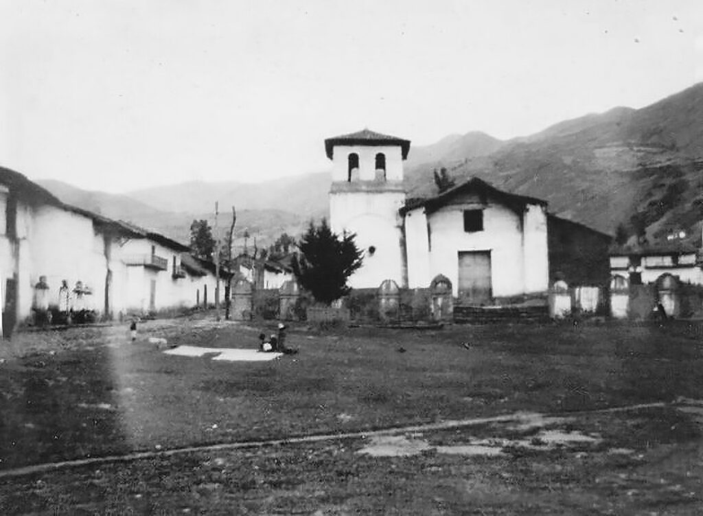 Fotografía en blanco y negro del pueblo de Chacas (Áncash) tomada en 1932, con su iglesia principal al fondo y calles vacías rodeadas de arquitectura tradicional andina