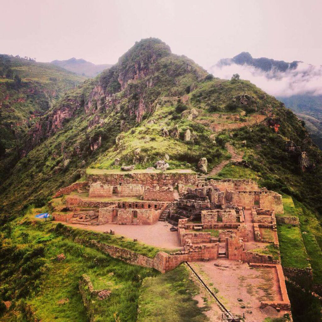 Vista panorámica de las estructuras de Pumamarka, distribuidas en terrazas escalonadas sobre una ladera verde del Valle Sagrado