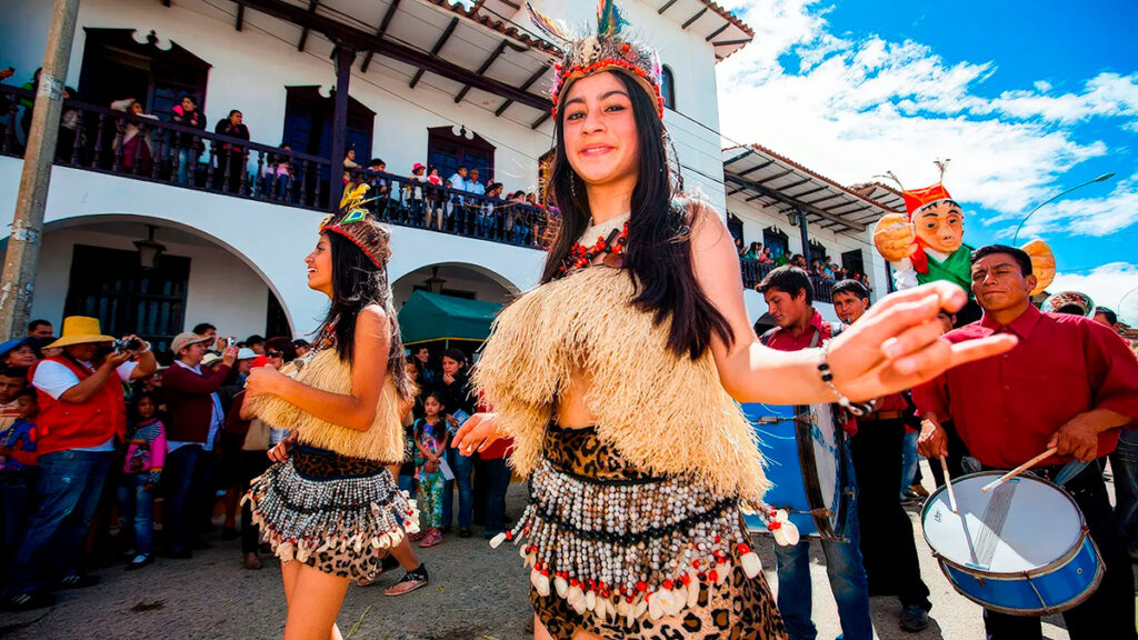 Jóvenes con vestimenta típica danzan en el Raymi Llaqta de Chachapoyas durante una celebración popular al aire libre