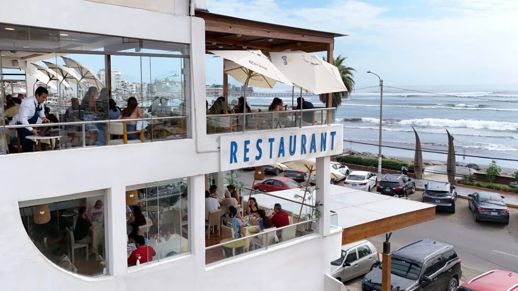 Restaurante con vista al mar en Huanchaco, ideal para disfrutar ceviche y platos marinos