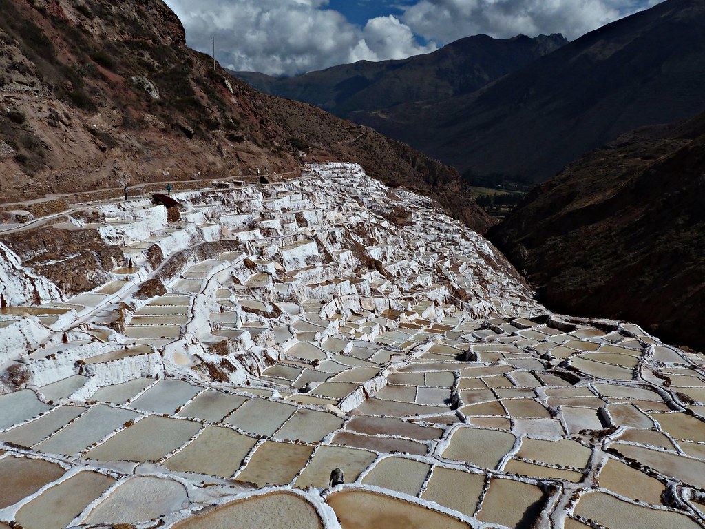 Vista panorámica de las Salineras de Maras con sus pozas escalonadas en plena ladera andina