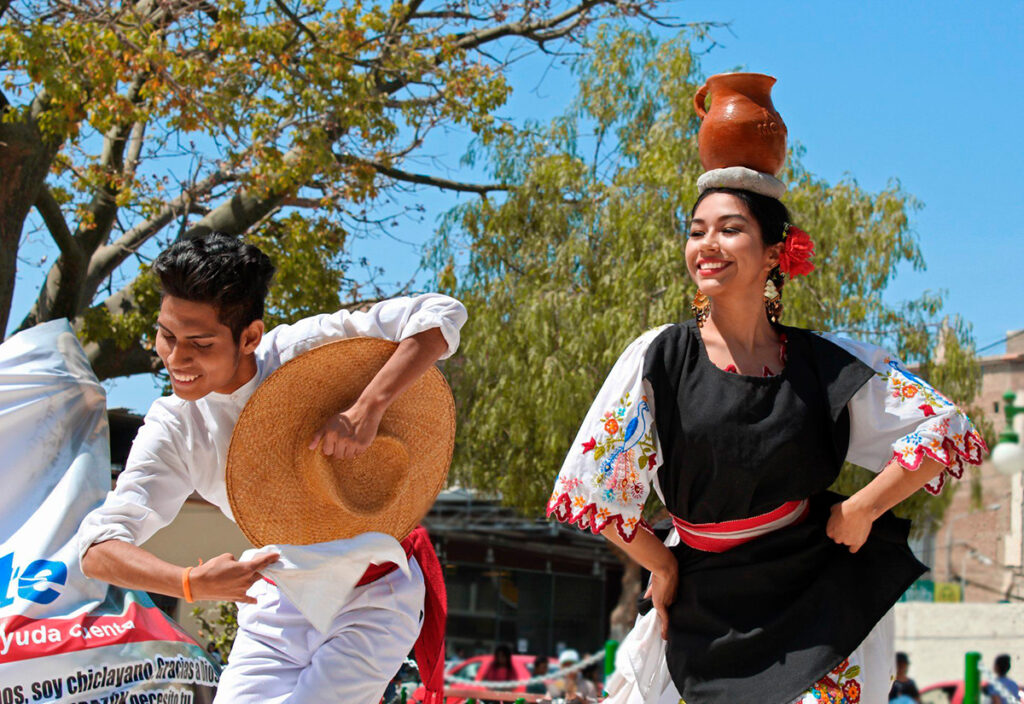 Jóvenes bailando danzas tradicionales de Monsefú, con vestimenta típica y pasos representativos del folclore norteño