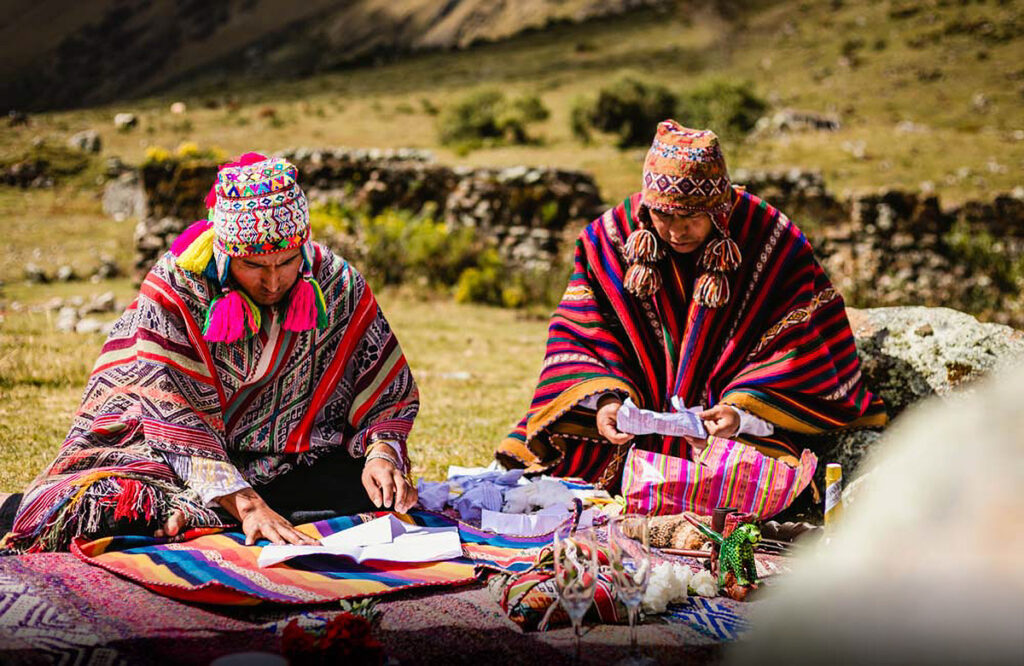 Guías andinos preparando el despacho durante una ceremonia tradicional de pago a la tierra en los Andes
