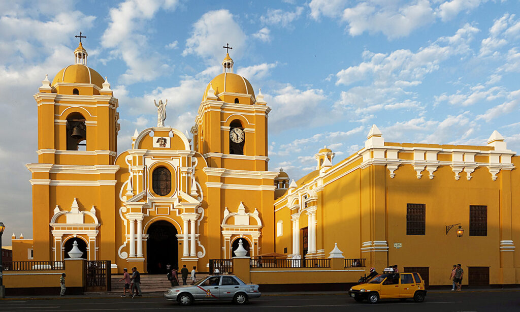 fachada principal de la Catedral Basílica de Santa María en Trujillo con torres gemelas y color ocre