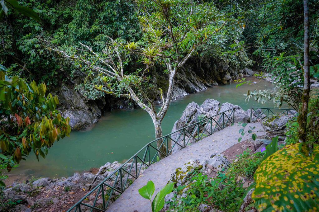 Balneario Cueva de las Pavas rodeado de vegetación y aguas tranquilas en Tingo María