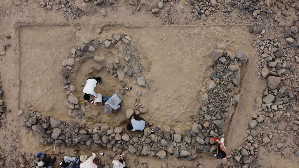 Vista aérea de excavación arqueológica en el valle de Virú, donde se hallaron restos de canales de riego precolombinos