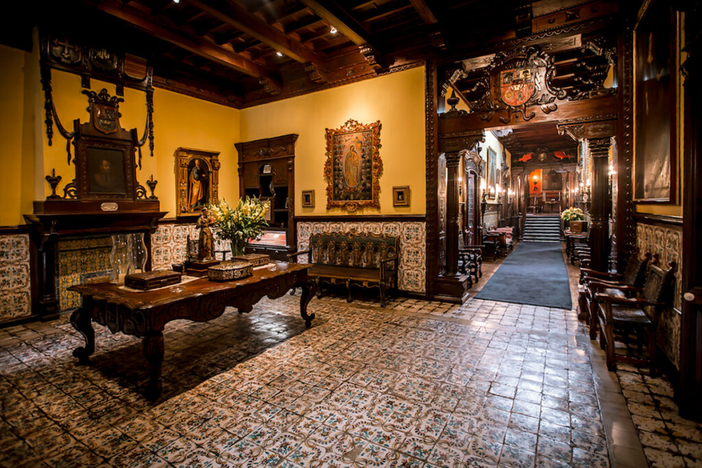 Interior del Salón de los Azulejos en la Casa Aliaga, con paredes revestidas, mobiliario de época y piso decorado