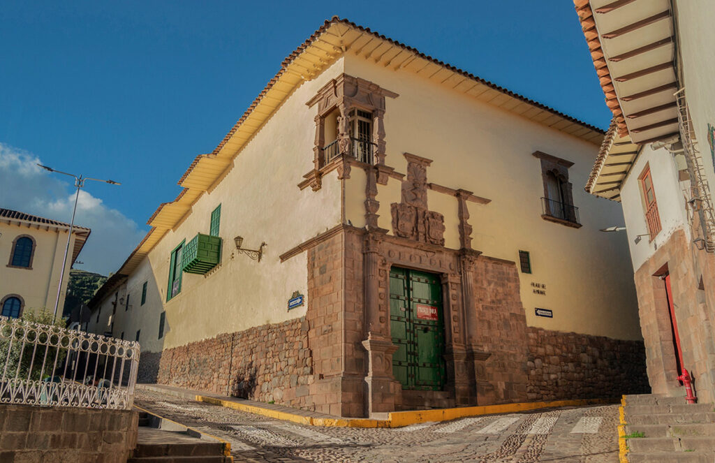 Fachada en esquina de la Casa del Almirante en Cusco, con portada renacentista y base de piedra incaica