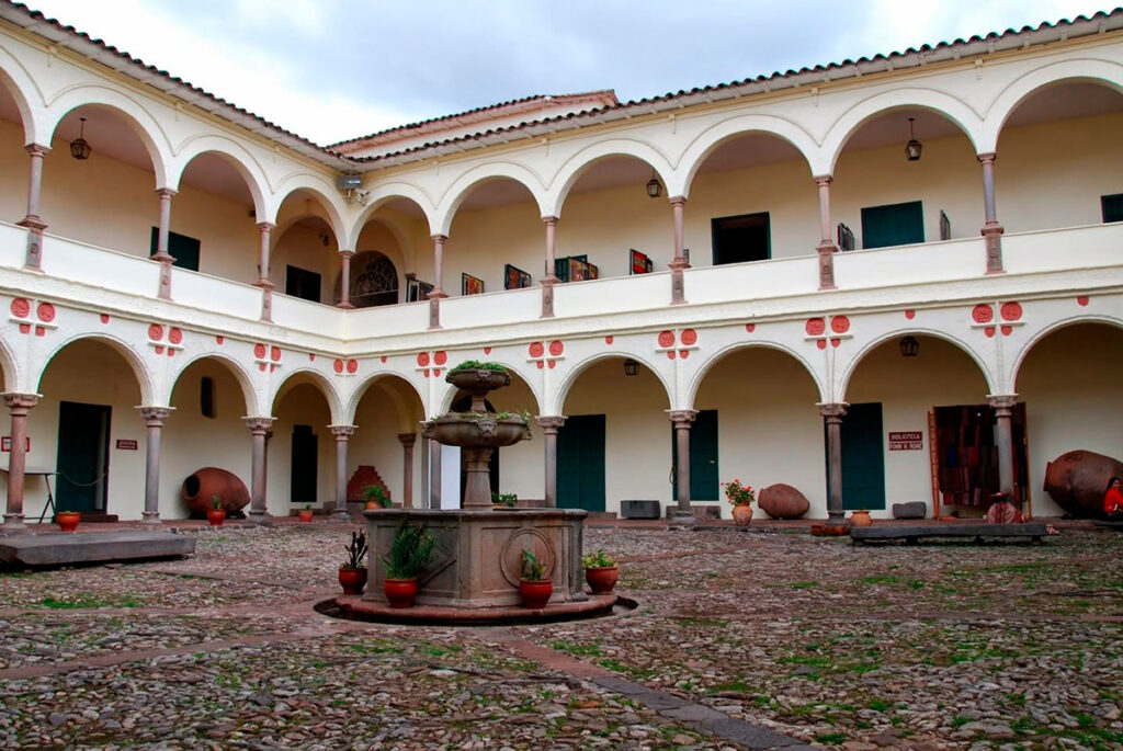 Patio central de la Casa del Almirante en Cusco, con arquerías dobles y fuente de piedra