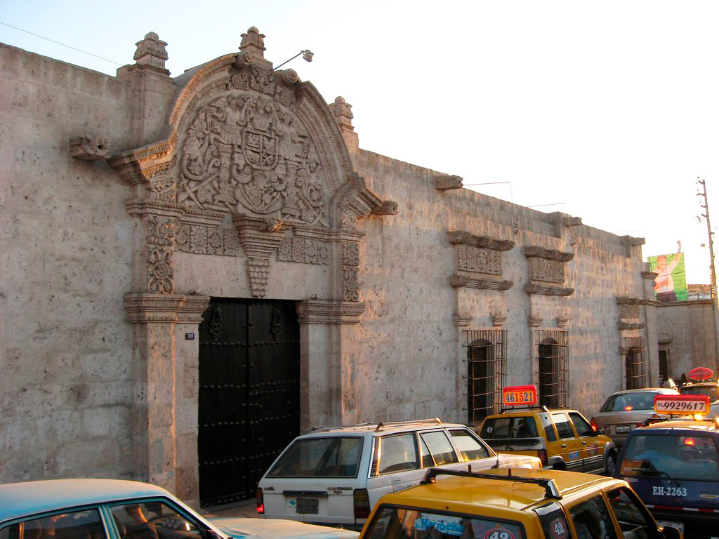 Fachada de sillar tallado de la Casa del Moral en Arequipa, con escudo familiar y portón principal