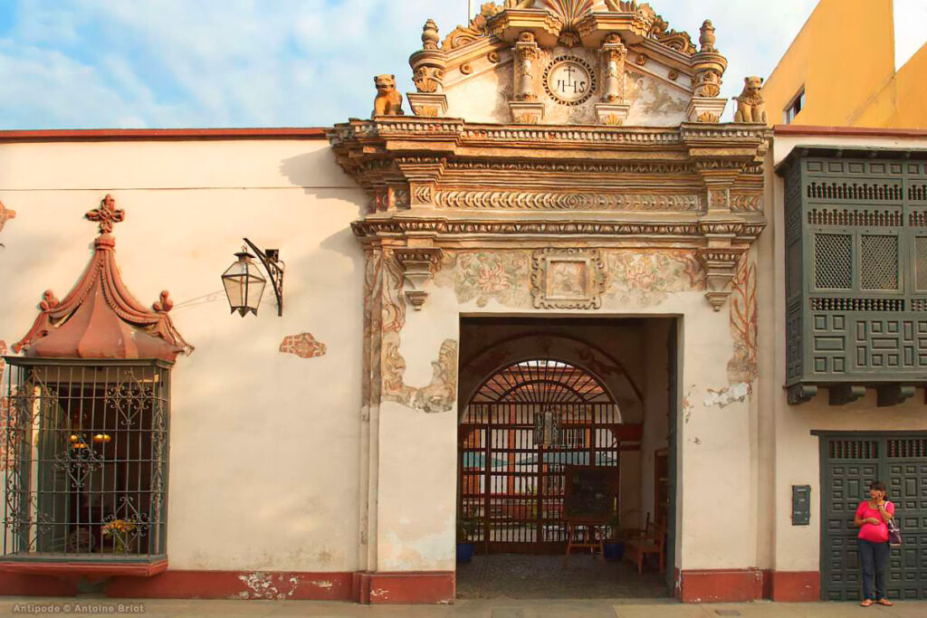 Fachada de la Casa Ganoza Chopitea en Trujillo, con frontón rococó y esculturas de leones