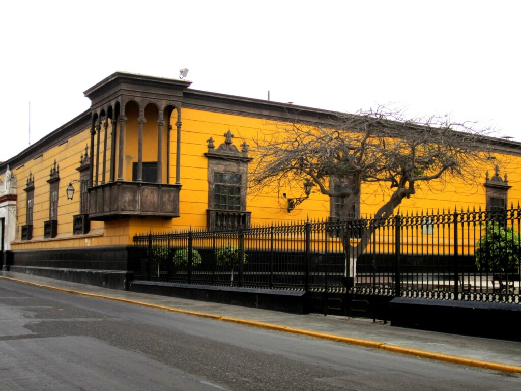 fachada de la Casa Museo Mariscal Orbegoso con balcón de madera en el centro histórico de Trujillo