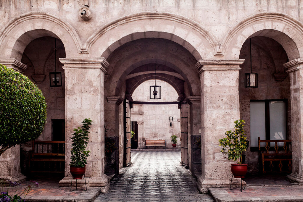 Patio de ingreso de la Casa Tristán del Pozo en Arequipa, con arquerías de sillar y decoración tradicional