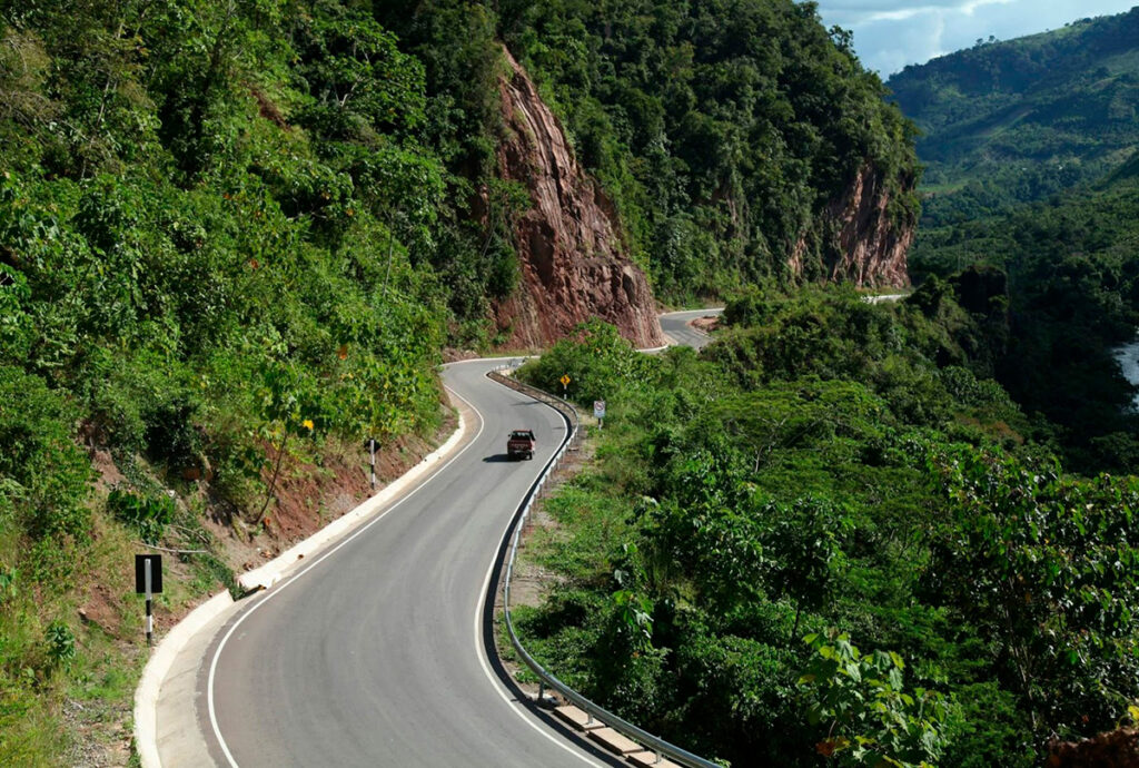 carretera sinuosa en la ceja de selva peruana rodeada de vegetación y montañas