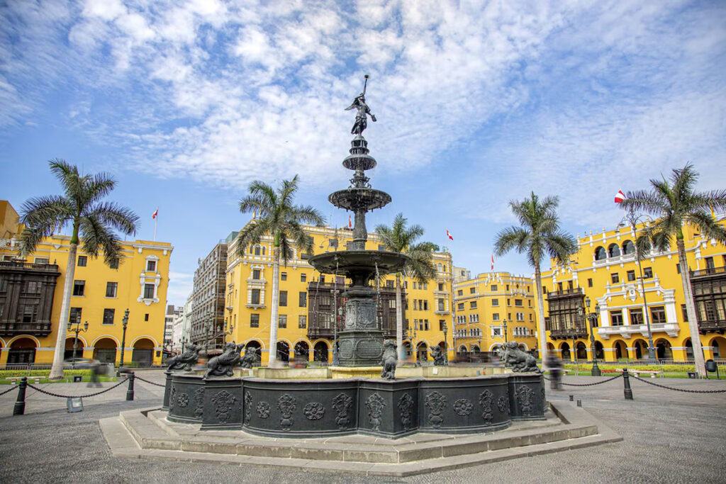 Fuente de la Plaza Mayor de Lima rodeada de edificios históricos del centro histórico de la ciudad