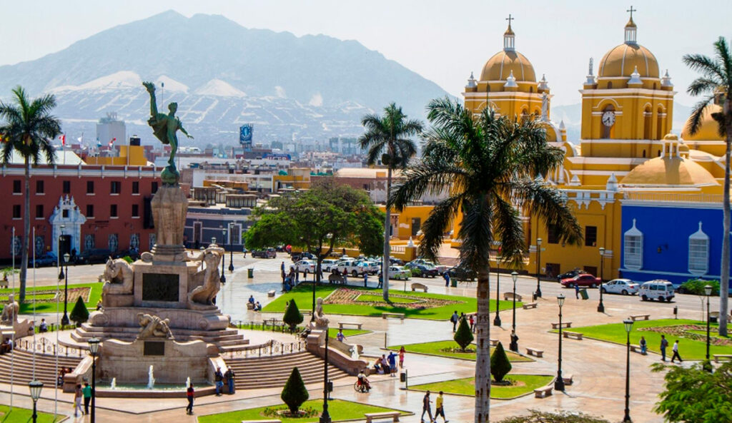 vista panorámica de la Plaza Mayor de Trujillo con el Monumento a la Libertad y la Catedral al fondo