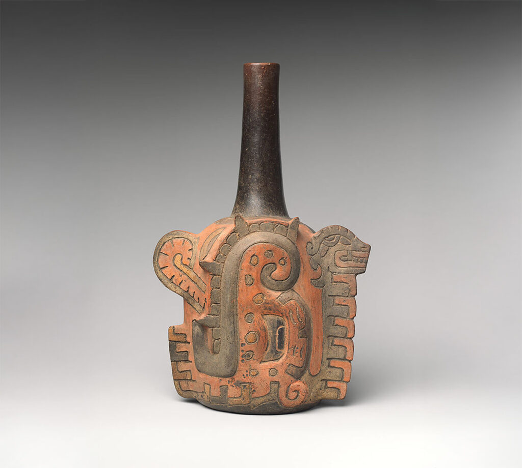 Vasija ritual cupisnique con iconografía de serpientes y felino estilizado en relieve