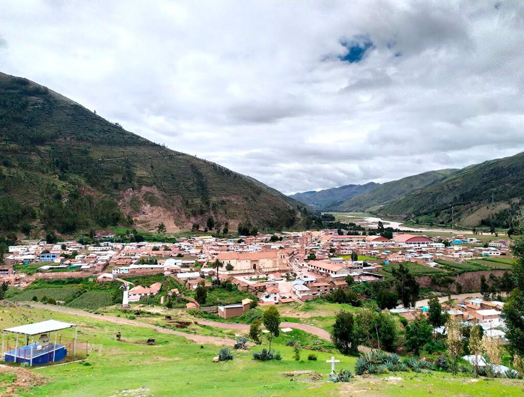 Vista panorámica de Checacupe en Cusco, con el río Pitumarca y los tres puentes históricos (inca, colonial y republicano) rodeados de montañas andinas