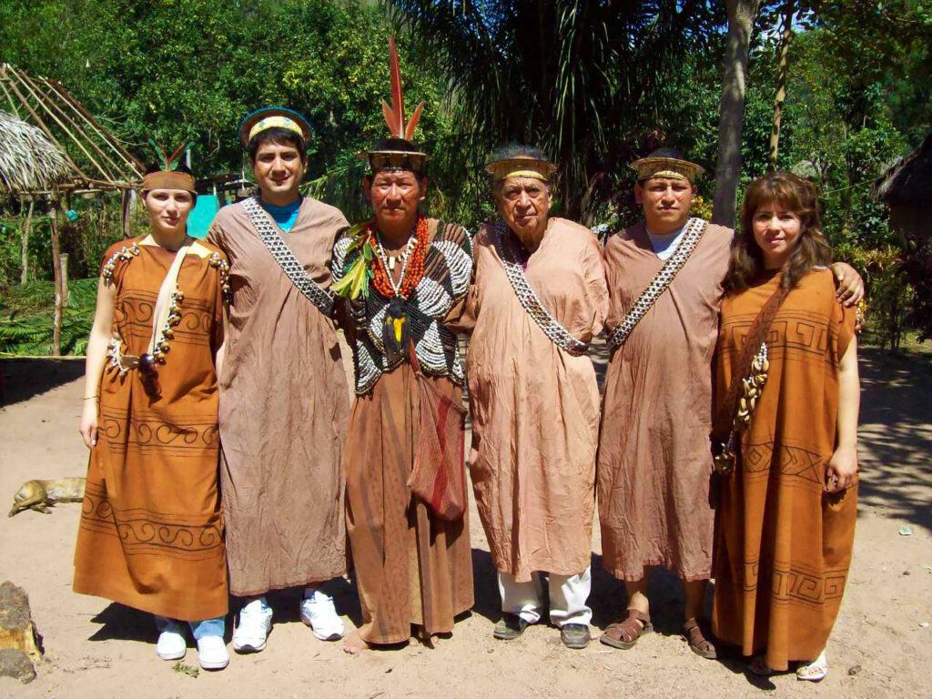 grupo de personas con cushmas tradicionales asháninka