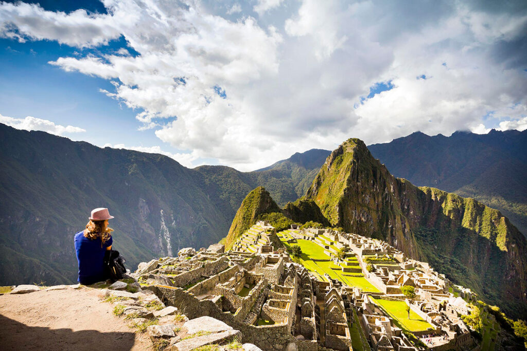 Viajera contemplando la panorámica de Machu Picchu desde el circuito panorámico