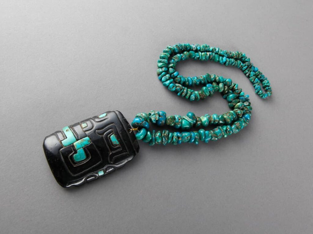 Collar ceremonial cupisnique con cuentas turquesa y colgante tallado en piedra negra