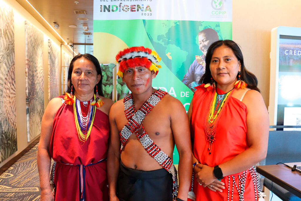 grupo con vestimenta y accesorios tradicionales amazónicos