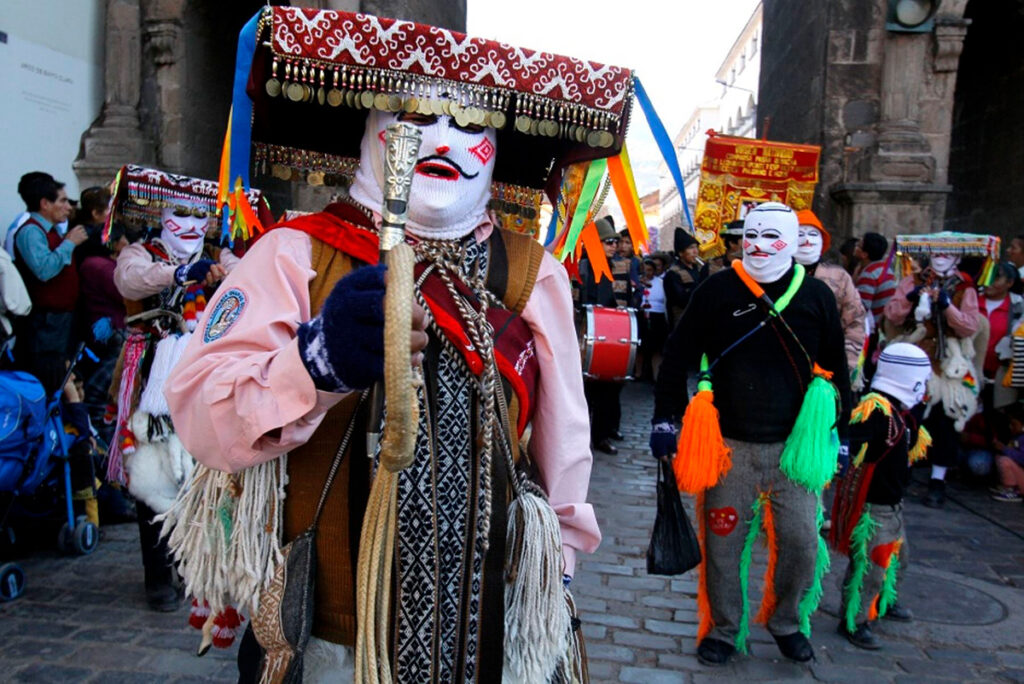 Procesión de la Virgen de la Natividad en Huayllabamba durante la octava de la fiesta