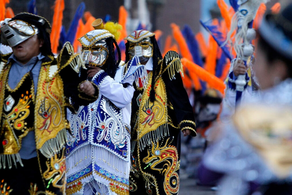 Comparsas de Huayllabamba con trajes coloridos y máscaras tradicionales durante la fiesta de la Virgen de la Natividad