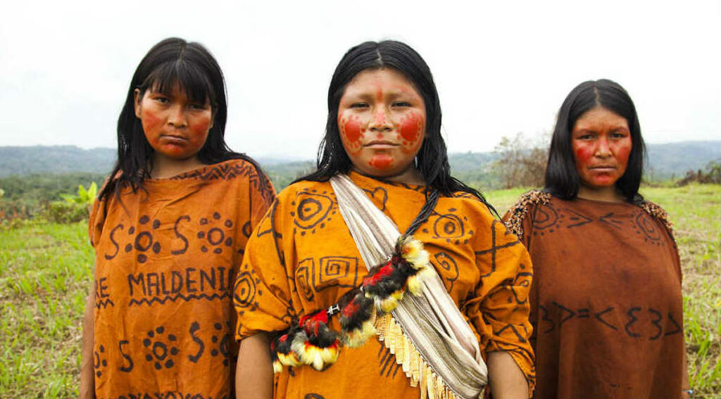 mujeres de la ceja de selva peruana con cushma y pintura facial tradicional