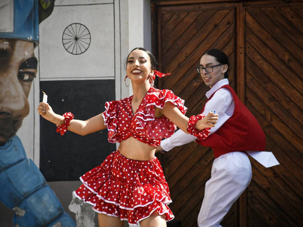 Pareja interpretando festejo afroperuano con vestuario colorido durante una presentación cultural