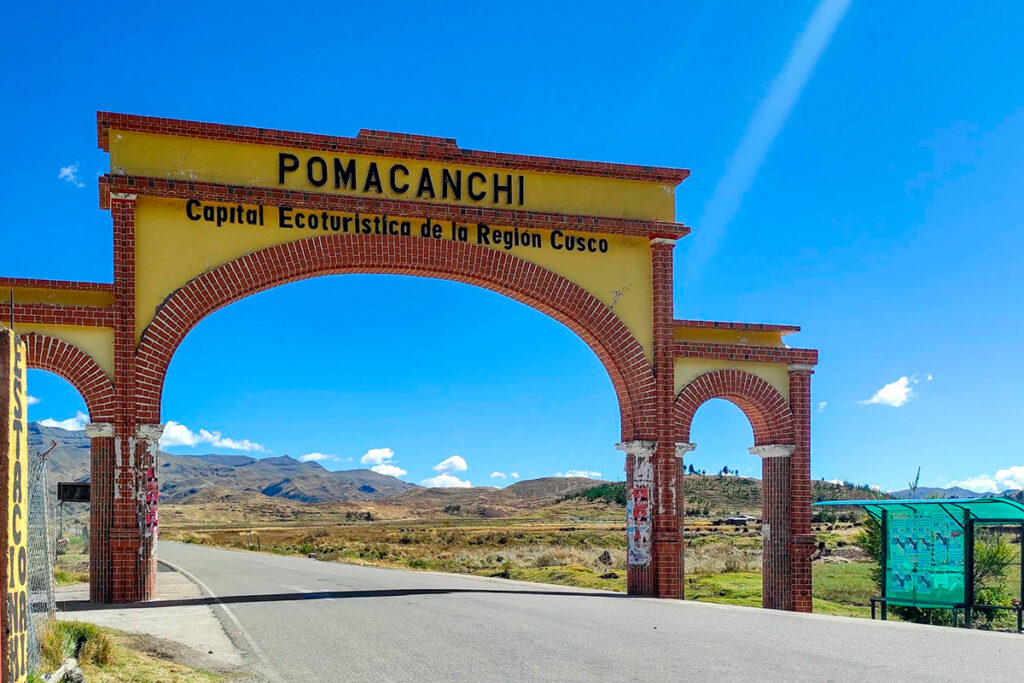 Arco de ingreso a Pomacanchi, en la provincia de Acomayo, Cusco
