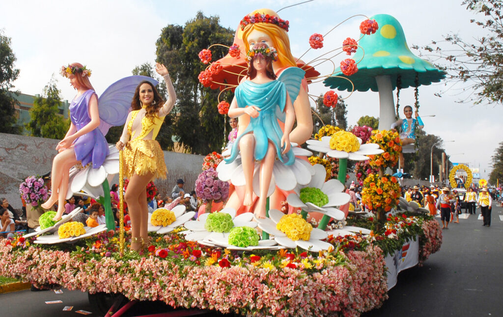 carro alegórico decorado con flores y figuras durante el Festival Internacional de la Primavera en Trujillo